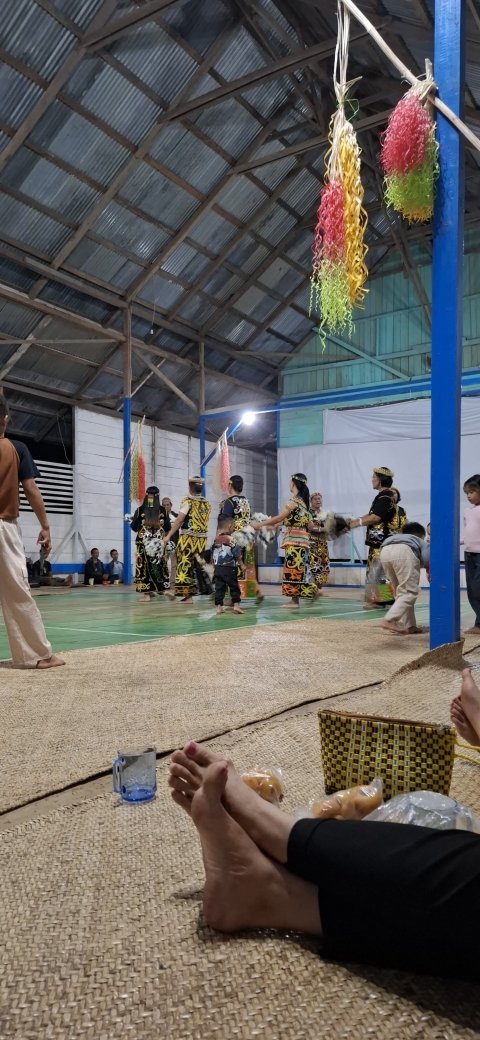 Persembahan tarian dari ibu2 RT 02