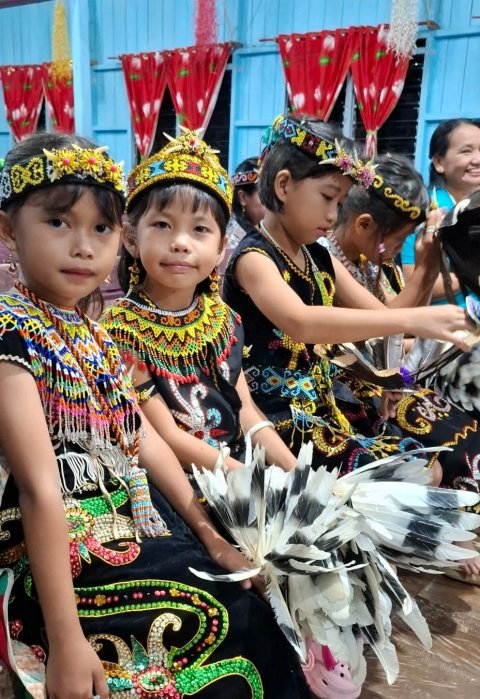 Persembahan tarian dari anak-anak 