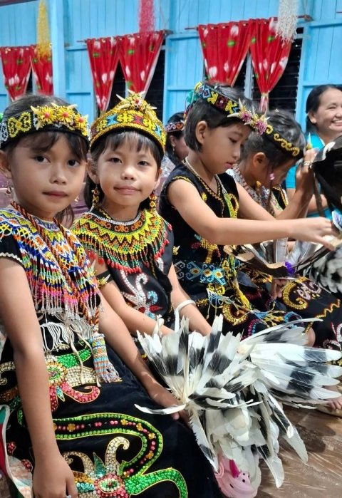 Persembahan tarian anak2